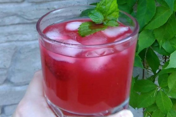 Малиновый коктейль с водкой на газированной воде - рецепт с фото