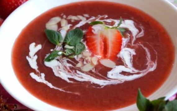 Холодный суп из ревеня и клубники с миндалем - рецепт с фото