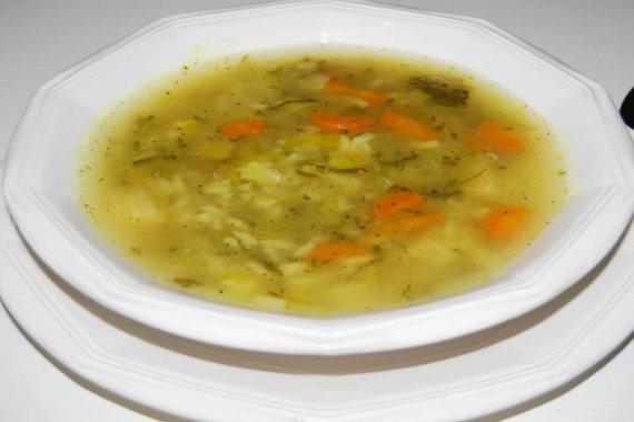 Суп из малосольных огурцов с рисом и курицей - рецепт с фото