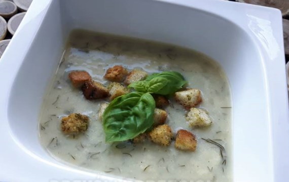 Суп из свежих огурцов с гренками - рецепт с фото