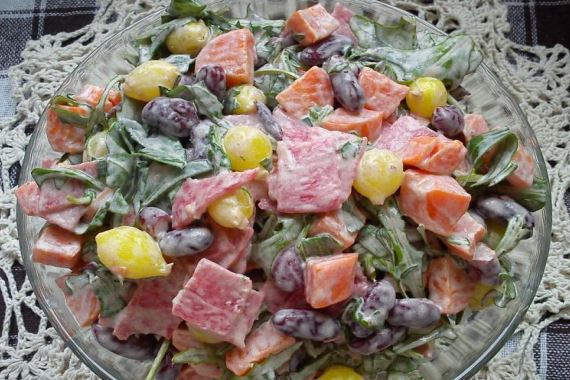 Цветной салат с салями, рукколой и листьями редиски - рецепт с фото