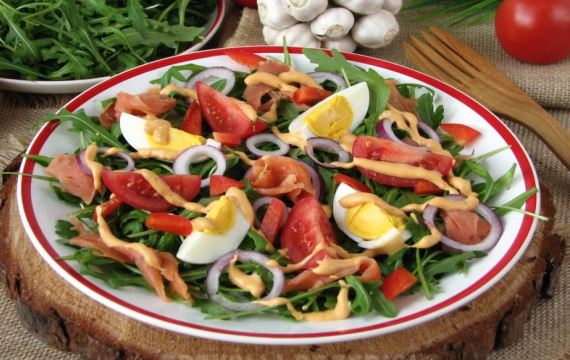 Легкий и очень вкусный салат с лососем и яйцом - рецепт с фото