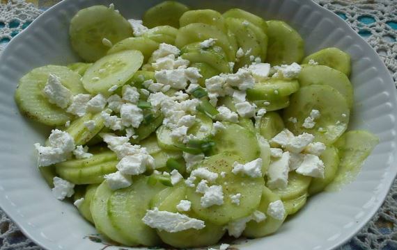 Огуречный салат с соусом и сыром фета - рецепт с фото