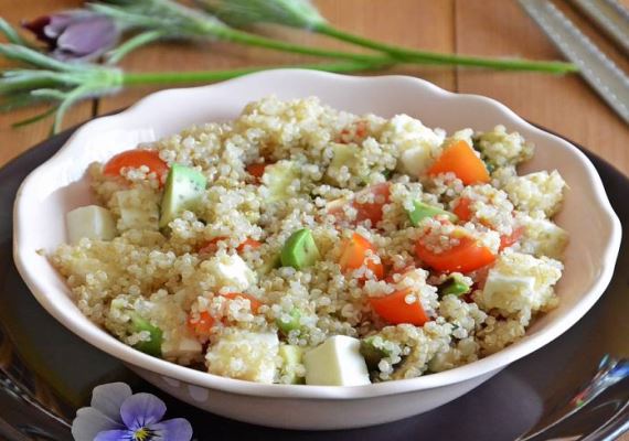 Салат из киноа с помидорами, авокадо и моцареллой - рецепт с фото