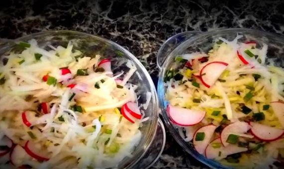 Салат из кольраби с редиской и зеленым луком - рецепт с фото