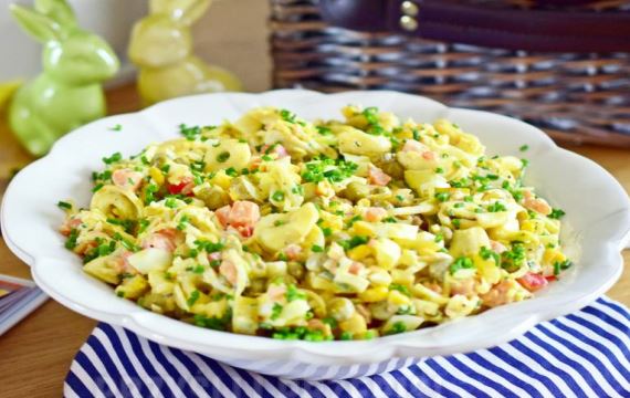 Салат из тортеллини с овощами и яйцом - рецепт с фото