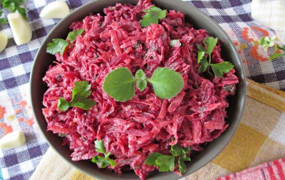 Салат из вареной свеклы с морковью и чесноком - рецепт с фото