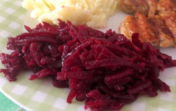 Тертая свекла с луком - дополнение к обеду - рецепт с фото
