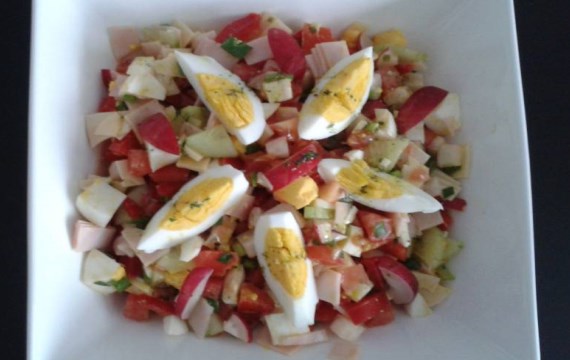 Весенний салат с ветчиной, сыром и овощами - рецепт с фото