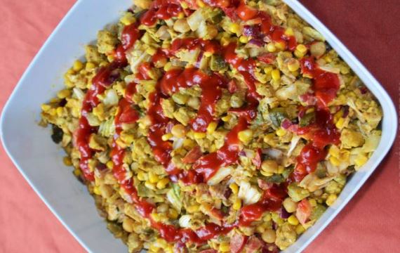 Вкусный и питательный салат с курицей и нутом - рецепт с фото