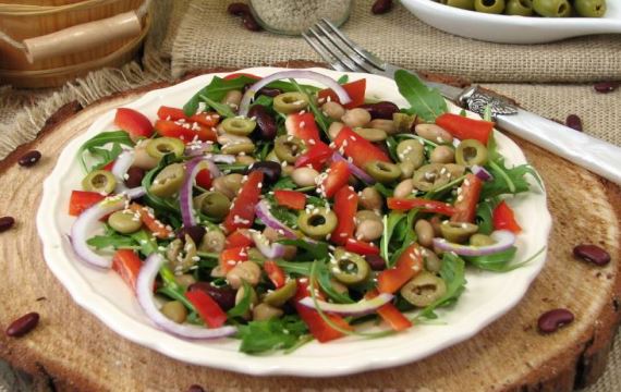 Вкусный салат с рукколой, нутом и красной фасолью - рецепт с фото