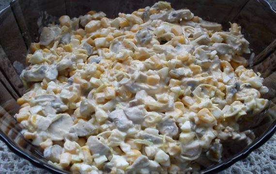 Вкусный салат с шампиньонами, яйцами и кукурузой - рецепт с фото