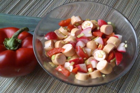 Быстрый, вкусный салат с сосисками и овощами - рецепт с фото