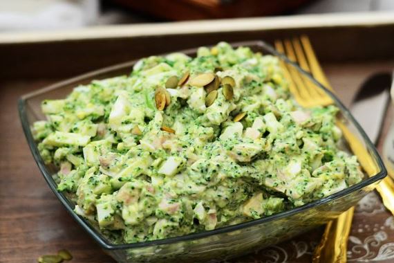 Салат из брокколи с копченой курицей и яйцами - рецепт с фото
