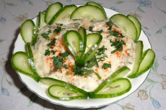 Салат из сельди с яйцом, с грибами и огурцом - рецепт с фото