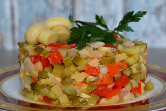 Салат из сельди с консервированными огурцами, перцем и грибами - рецепт с фото