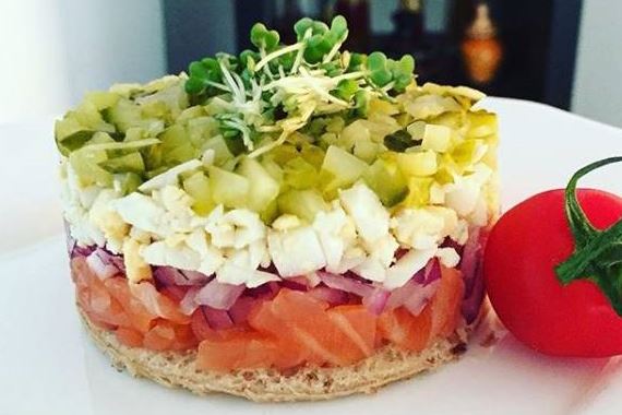 Слоеный салат-закуска из лосося с огурцами и яйцом - рецепт с фото