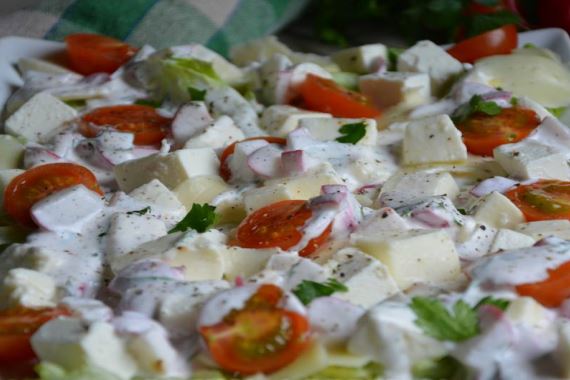 Сырный салат с редисочным соусом - рецепт с фото
