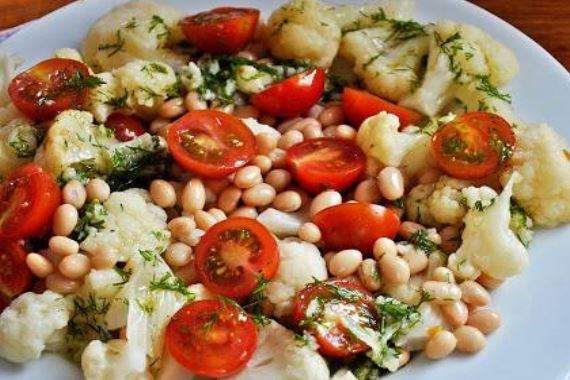 Укропный салат с цветной капустой, белой фасолью и помидорами - рецепт с фото