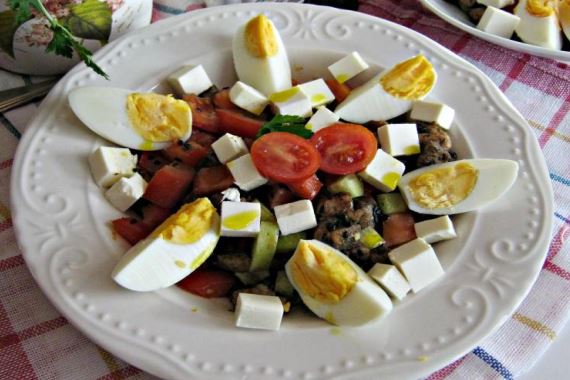 Быстрый салат с курицей, черным кунжутом, фета и яйцом - рецепт с фото