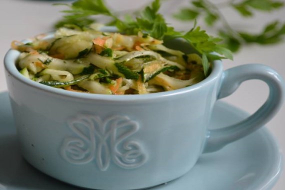 Обеденный, сырой салат из цукини и моркови - рецепт с фото