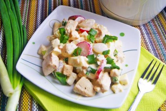 Пасхальный салат с курицей и соусом из хрена - рецепт с фото