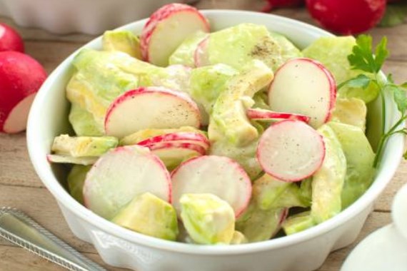 Салат из авокадо, с огурцом и редиской, с йогуртом и чесноком - рецепт с фото