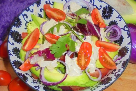 Салат из авокадо в соусе из тунца - рецепт с фото