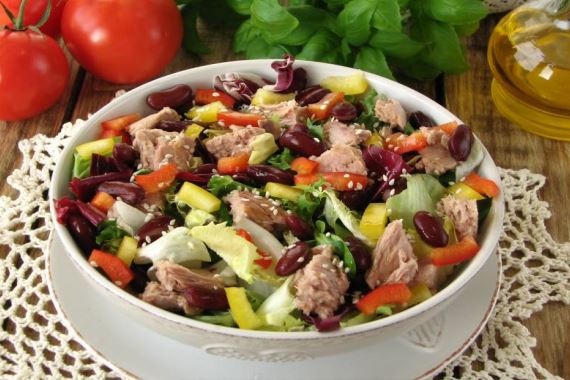 Салат из консервированного тунца с фасолью - рецепт с фото