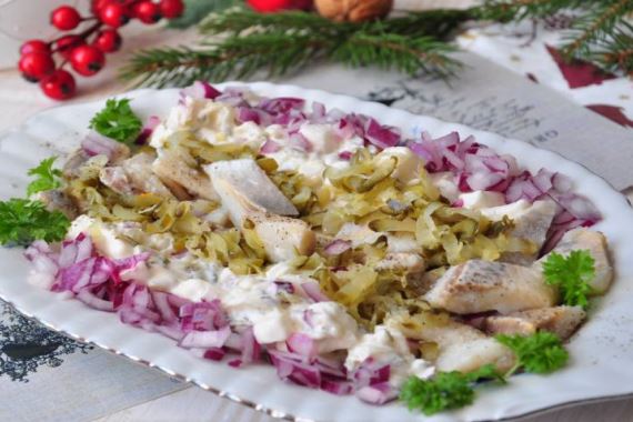 Салат из маринованной сельди с соусом - рецепт с фото