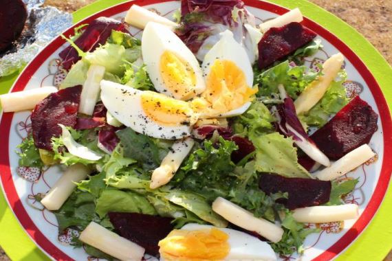 Салат из запеченной свеклы со спаржей и яйцом - рецепт с фото
