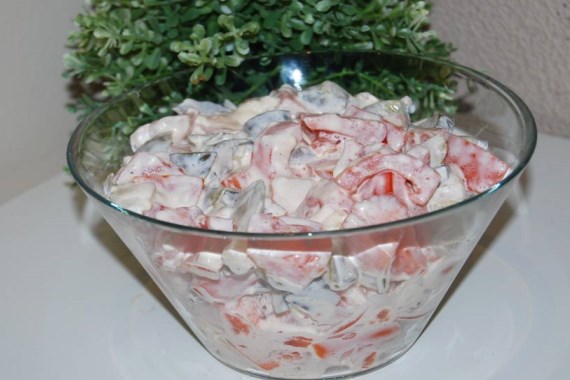 Салат с помидорами и оливками к обеду - рецепт с фото