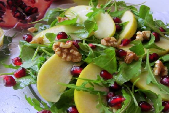 Салат с рукколой, яблоком и гранатом - рецепт с фото