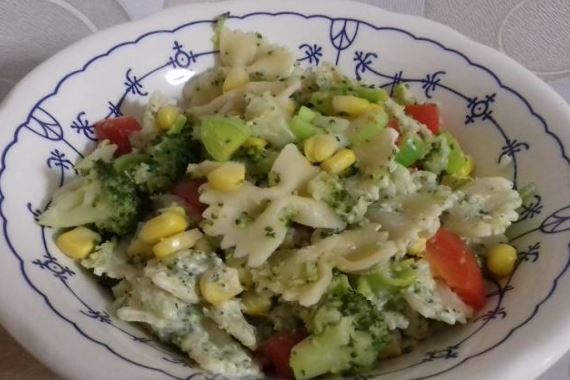 Салатик из брокколи с макаронами и перцами - рецепт с фото