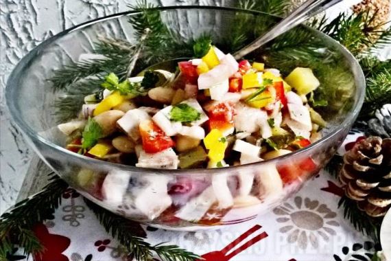 Селедочный салат с фасолью и перцами - рецепт с фото