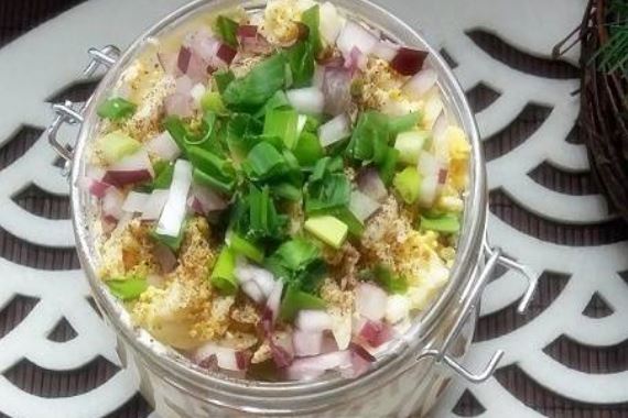 Слоеный салат из сельди в баночке - рецепт с фото