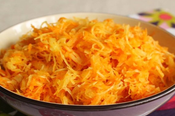 Витаминный салат из квашенной капусты - рецепт с фото