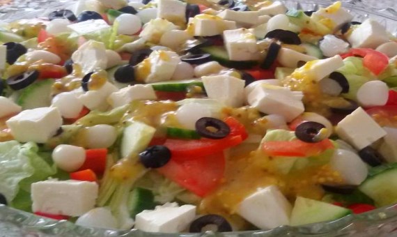 Витаминный салат с сыром фета и оливками - рецепт с фото