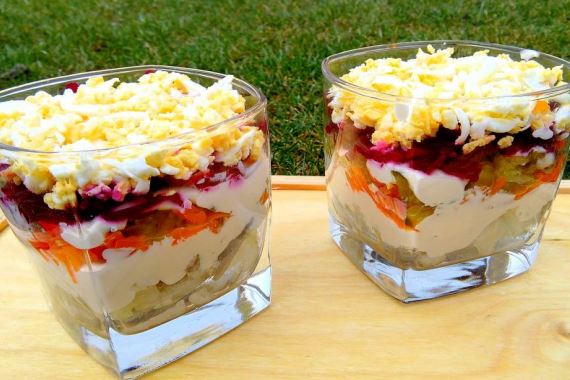 Вкусный и многослойный салат с селедкой - рецепт с фото