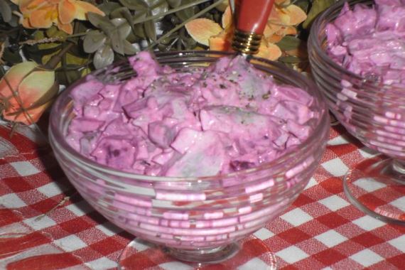 Вкусный салат из селедки с маринованными овощами - рецепт с фото