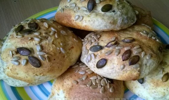 Дрожжевые булочки из творога с гречкой и семечками - рецепт с фото