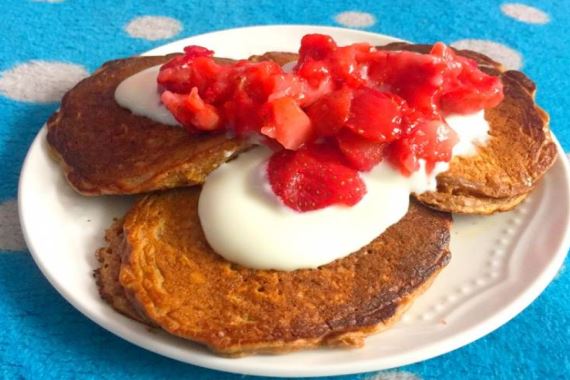 Овсяные оладьи с йогуртом и клубникой - рецепт с фото