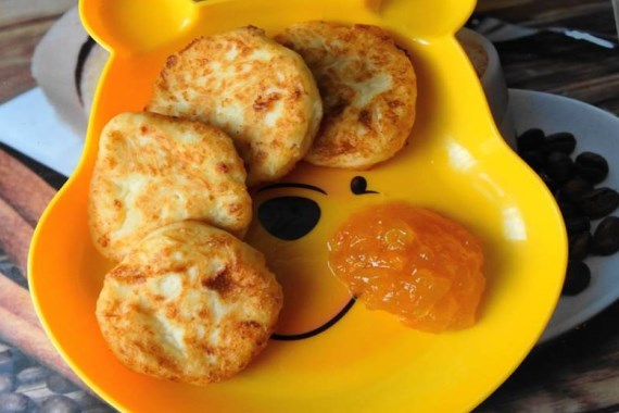 Простые оладьи - сырнички на завтрак - рецепт с фото