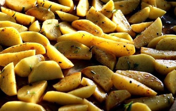 Самый простой рецепт запеченного картофеля в духовке - рецепт с фото