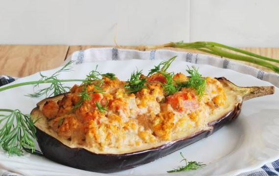 Баклажан, фаршированный пшенной кашей, сыром и помидором - рецепт с фото