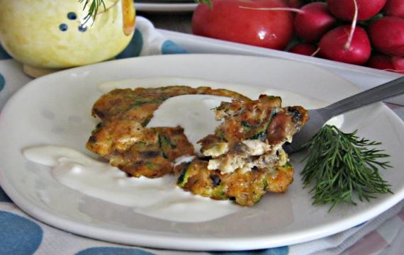 Куриные оладьи из цукини и укропа - рецепт с фото