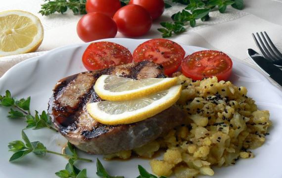Стейки из тунца с тушеной цветной капустой - рецепт с фото
