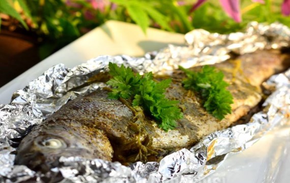 Форель запеченная в фольге на гриле - рецепт с фото