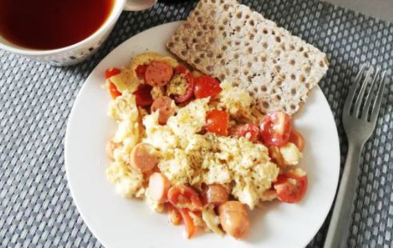 Яичница с сосисками и помидорами черри - рецепт с фото