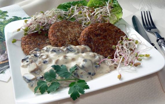Котлеты гречнево-картофельные с грибным соусом - рецепт с фото